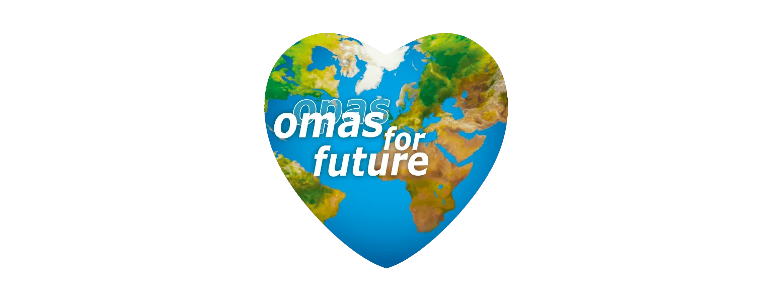 Eine herzförmige Weltkugel mit der Aufschrift omas for future in weißer Schrift, die für den Umweltschutz wirbt.