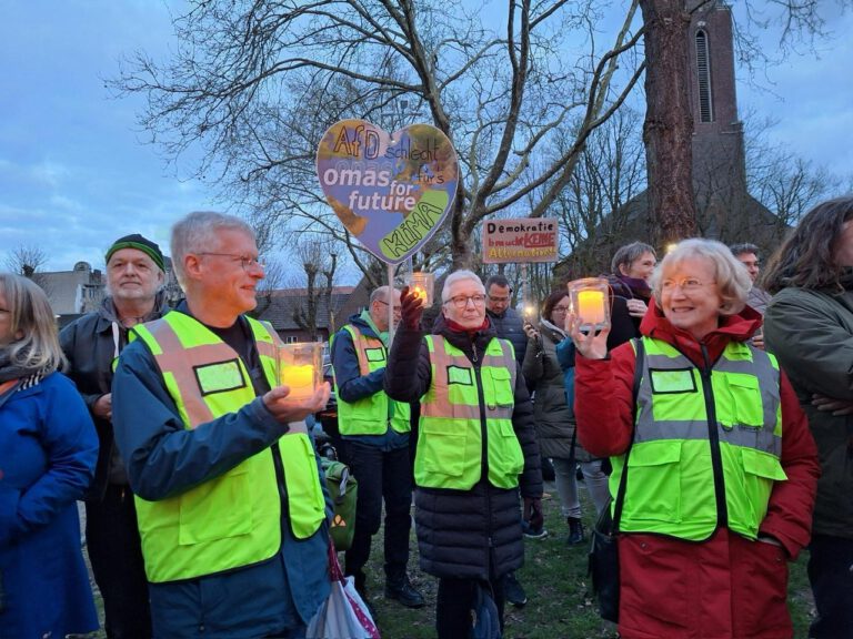 Demo gegen Rechts 2024 05©O4F Moers - Omas for Future Demo gegen Rechts 2024 05©O4F Moers 768x576