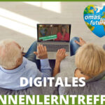Zwei ältere Erwachsene sitzen auf einer Couch und schauen auf einen Laptop-Bildschirm, auf dem eine Frau in einem Videoanruf spricht. Darüber erscheint ein herzförmiges Omas for Future-Logo. Der Text lautet: DIGITALES KENNENLERNTREFFEN.