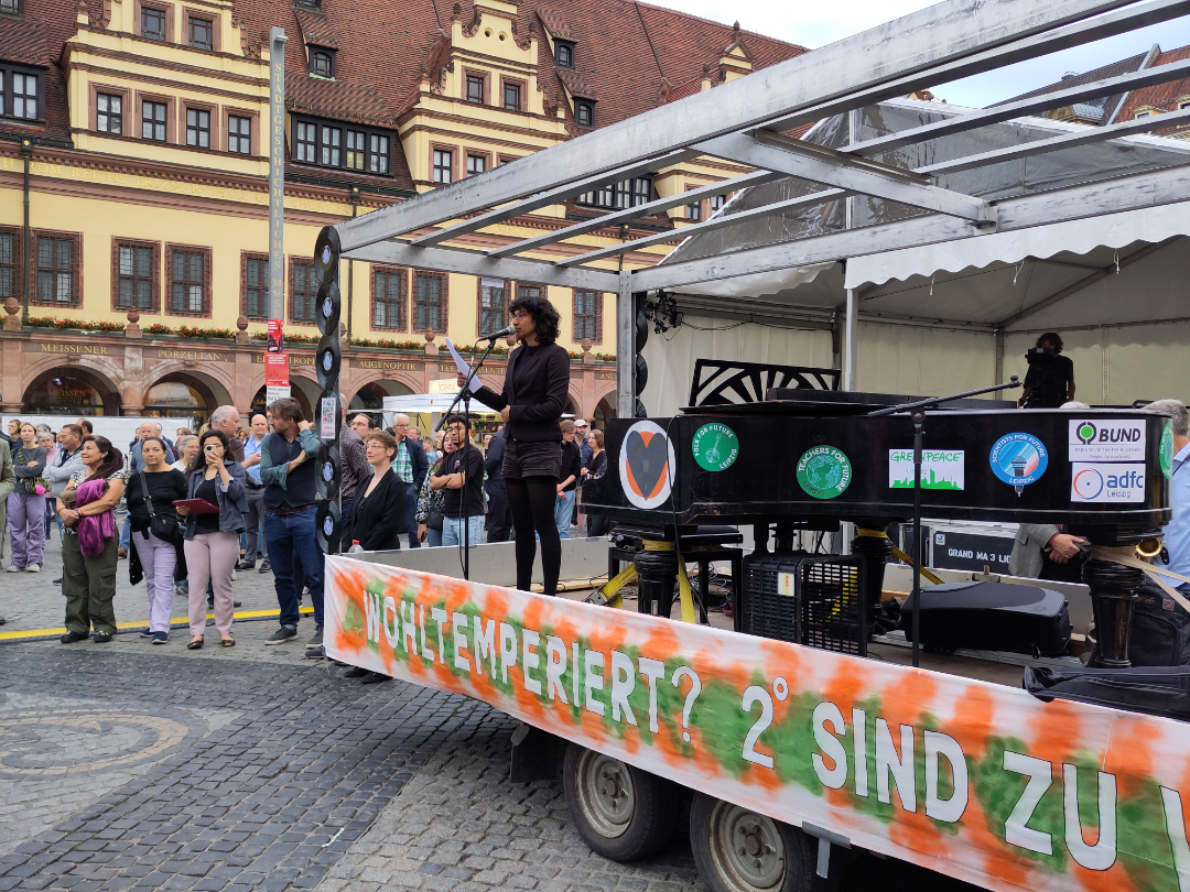 Redebeitrag von Sarah Kaden auf dem Markt1©O4F Redebeitrag von Sarah Kaden auf dem Markt1©O4F - Omas for Future