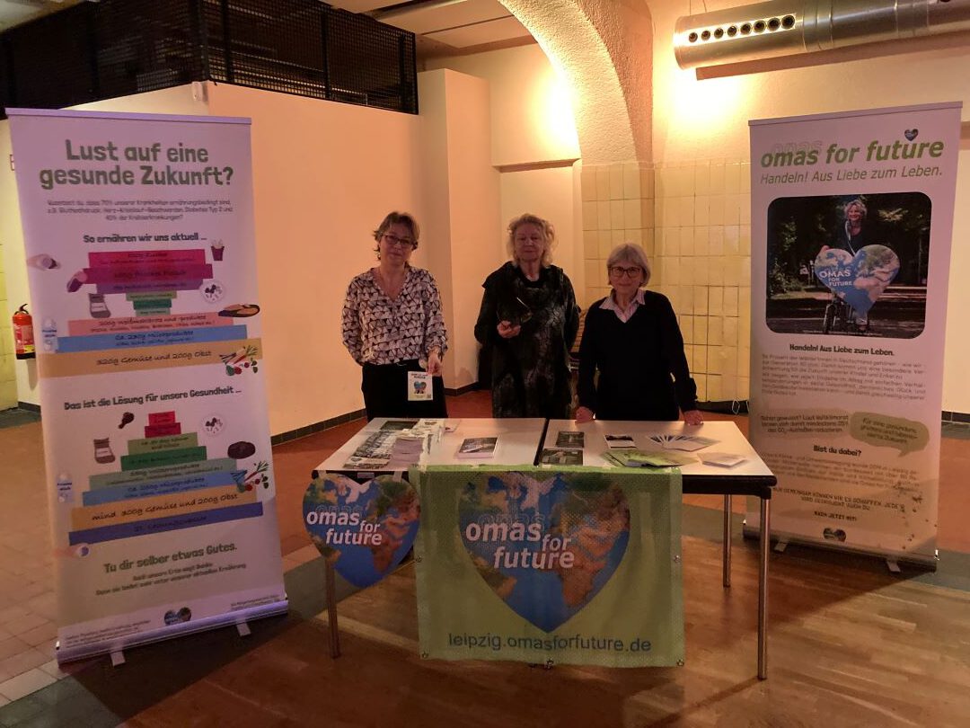 Unser Stand zur Klimabuchmesse©O4F Unser Stand zur Klimabuchmesse©O4F rotated - Omas for Future