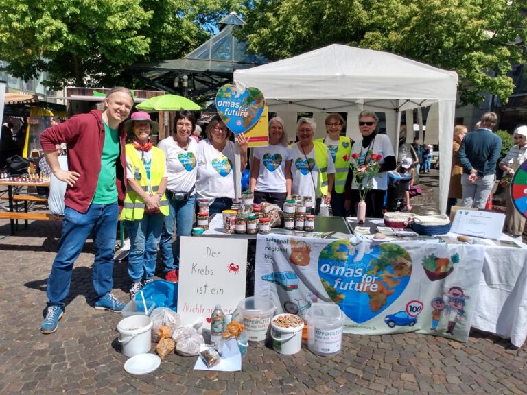2025Mai Kippenaktion2 Offenburg©O4F - Omas for Future 2025Mai Kippenaktion2 Offenburg©O4F 768x576