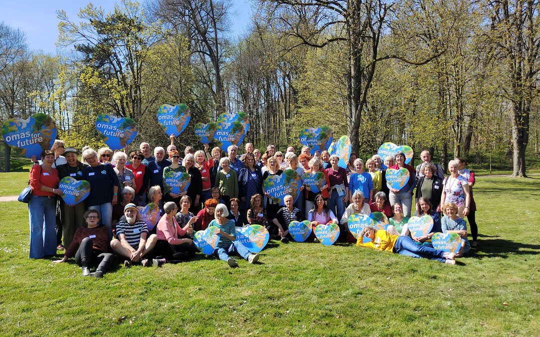 Gruppenfoto Hofgeismar 2025 Omas for Future - Omas for Future Jahrestreffen 2025 in Hofgeismar: Mit voller Power in die Zukunft!