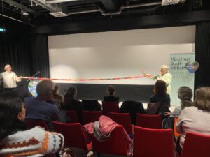 Lesung Baerbel Hoehn3 Muenchen 2025 ©O4F - Omas for Future Lesung Baerbel Hoehn3 Muenchen 2025 ©O4F - Omas for Future