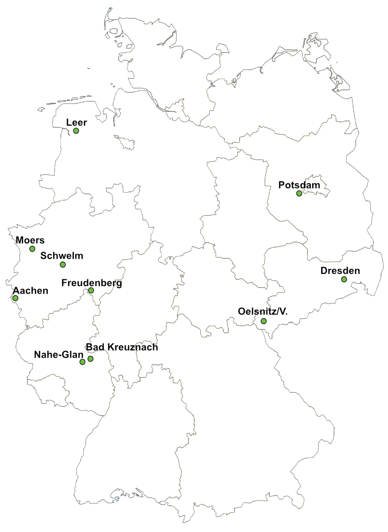 Übersichtskarte von Deutschland mit Landesgrenzen und kleinen grünen Punkten, die die Standorte der Städte markieren: Leer, Moers, Schwelm, Aachen, Freudenberg, Nahe-Glan, Bad Kreuznach, Potsdam, Oelsnitz/V., und Dresden.