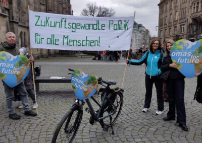 20251114 Klimastreik Banner 2©O4F - Omas for Future
