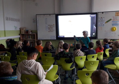 Oma Claudia liest in der Grundschule Marienbrunn©O4F - Omas for Future