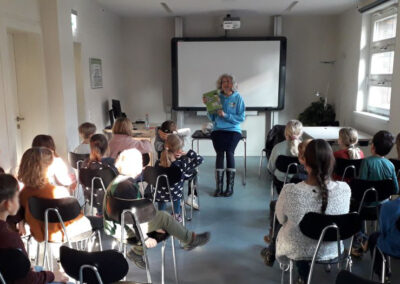 Oma Claudia liest in der Stadtteilbibliothek Plagwitz©O4F - Omas for Future