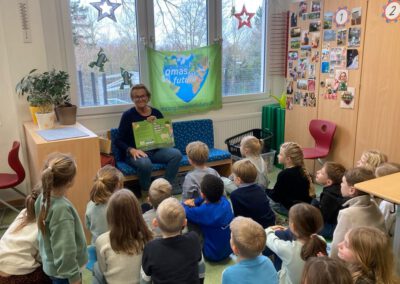 Oma Lioba liest in der Grundschule Wiederitzsch©O4F - Omas for Future
