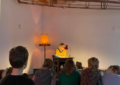 Oma Silvia liest in der Nachbarschaftsschule©O4F - Omas for Future