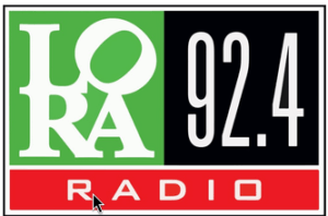 Radiologo mit LORA in weißer Schrift auf grünem Hintergrund, 92.4 in weißer Schrift auf schwarzem Grund und RADIO in weißer Schrift auf einem roten Balken am unteren Rand. Ein Mauszeiger zeigt auf den roten Bereich, um die Verbindung zu Leipzig hervorzuheben.