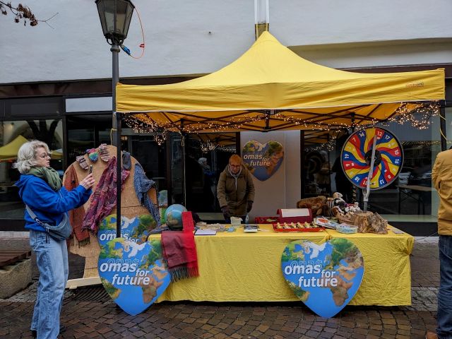 Omas for Future auf dem Weihnachtsmarkt in Bretten