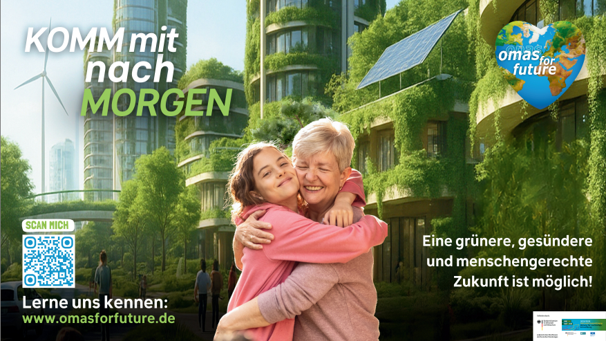 Banner_Komm mit nach Morgen©O4F Eine junge Frau und eine ältere Frau lächeln und umarmen sich vor grünen, mit Pflanzen bewachsenen Gebäuden und Windrädern. Der deutsche Text wirbt mit der Gruppe Omas for Future für eine gesündere, grünere und gerechtere Zukunft.