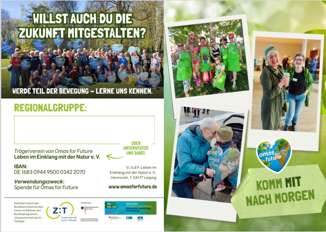 Imageflyer_V-R-Seiten©O4F Ein Flugblatt für Omas for Future zeigt Gruppenfotos von lächelnden Menschen, eine pflanzende Frau und ein herzförmiges Logo. Der deutsche Text lädt dazu ein, sich der Bewegung für eine nachhaltige Zukunft anzuschließen und nennt Kontakt- und Spendendaten.