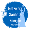 Netzwerk Saubere Energie Muenchen 2026 - Omas for Future Logo mit blauem Farbkreis-Hintergrund, weißer Schrift "Netzwerk Saubere Energie - München -" und der hellblauen Silhouette einer Statue, die einen Kranz hält, der Aktuelles zur Wärmewende hervorhebt.