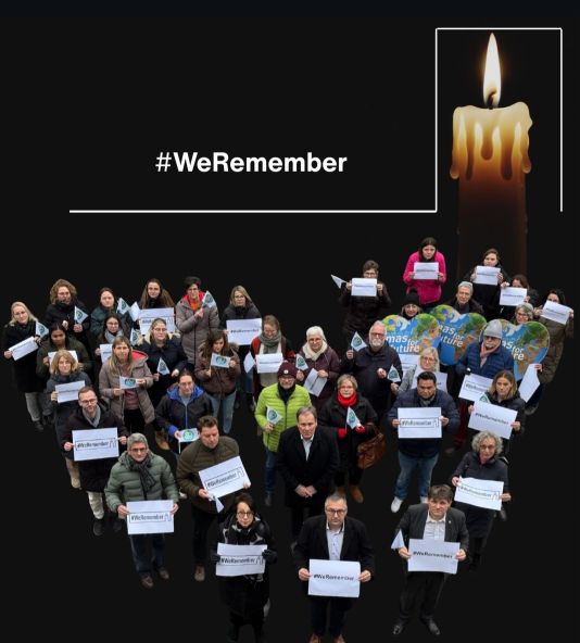 Bretten beteiligt sich an der internationalen Kampagne We_remember. Eine Gruppe von Menschen mit #WeRemember-Zeichen steht in einer Kerzenflammenformation auf schwarzem Hintergrund zusammen, neben einer großen, brennenden Kerzengrafik und dem Text #WeRemember.