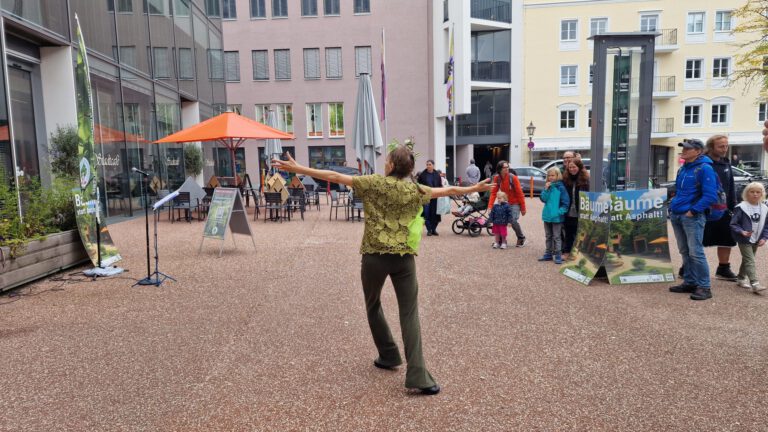 Aktion Stadtbegruenung mit Kleckstheater Sept25 Augsburg©O4F - Omas for Future Aktion Stadtbegruenung mit Kleckstheater Sept25 Augsburg©O4F 768x432