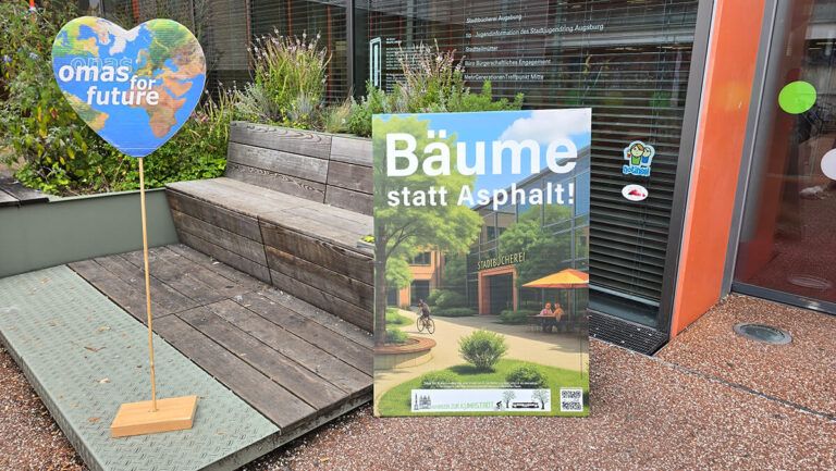 Aktion Stadtbegruenung vor Stadtbuecherei Sept25 Augsburg©O4F - Omas for Future Aktion Stadtbegruenung vor Stadtbuecherei Sept25 Augsburg©O4F 768x433