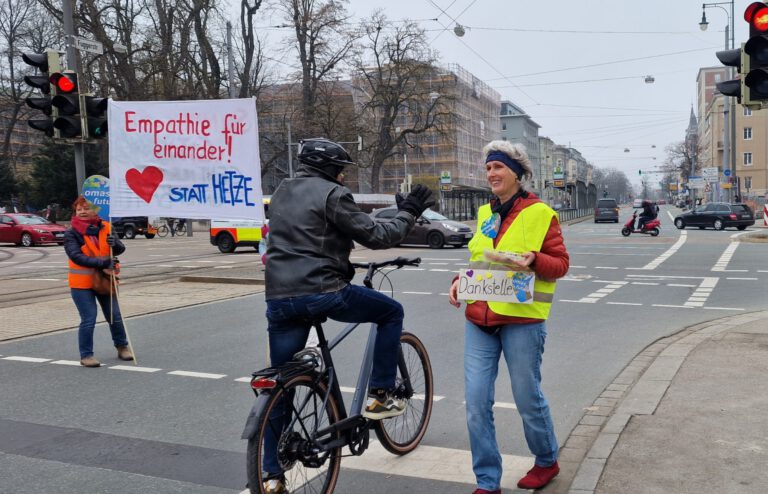 Ampelaktion Dankstelle Febr 2026 Augsburg©O4F - Omas for Future Ampelaktion Dankstelle Febr 2026 Augsburg©O4F 768x494
