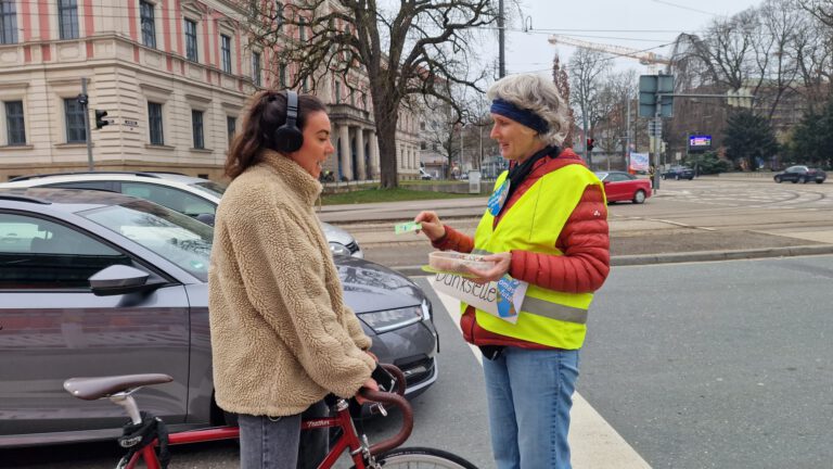 Ampelaktion Dankstelle Febr 26 Augsburg©O4F - Omas for Future Ampelaktion Dankstelle Febr 26 Augsburg©O4F 768x432