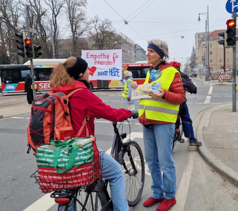 Ampelaktion Dankstelle Februar 26 Augsburg©O4F - Omas for Future Ampelaktion Dankstelle Februar 26 Augsburg©O4F 768x681
