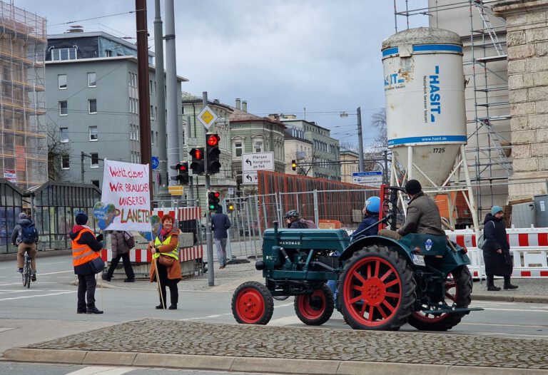 Ampelaktion Febr26 Augsburg©O4F - Omas for Future Ampelaktion Febr26 Augsburg©O4F 768x526