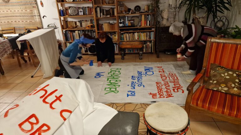 Banner malen fuer Ampelaktion 26 Augsburg©O4F - Omas for Future Banner malen fuer Ampelaktion 26 Augsburg©O4F 768x432