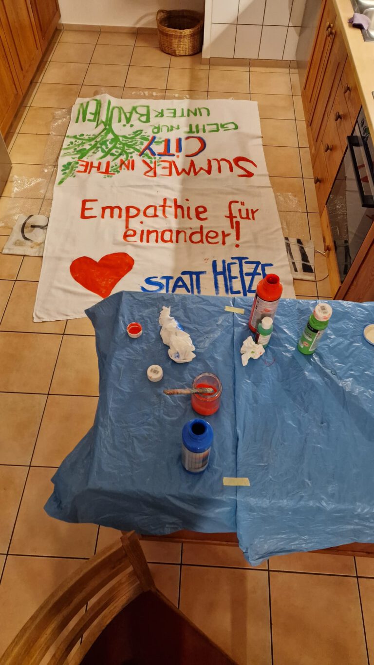 Banner malen fuer Ampelaktion Febr26 Augsburg©O4F - Omas for Future Banner malen fuer Ampelaktion Febr26 Augsburg©O4F 768x1364