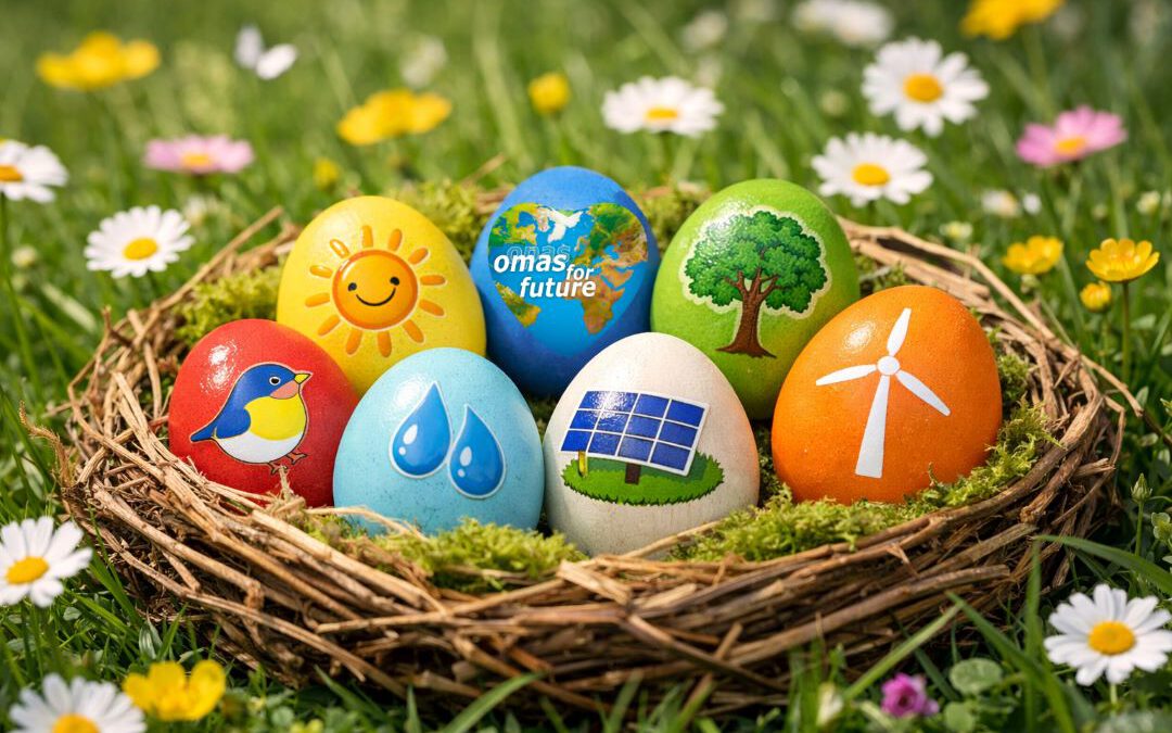In einem Nest im Gras liegen sieben bunte Ostereier, die mit verschiedenen umweltfreundlichen Symbolen bemalt sind, z. B. mit der Sonne, einem Baum, einem Vogel, Wassertropfen, einem Solarmodul, einem Windrad und einem Slogan für künftige Generationen.