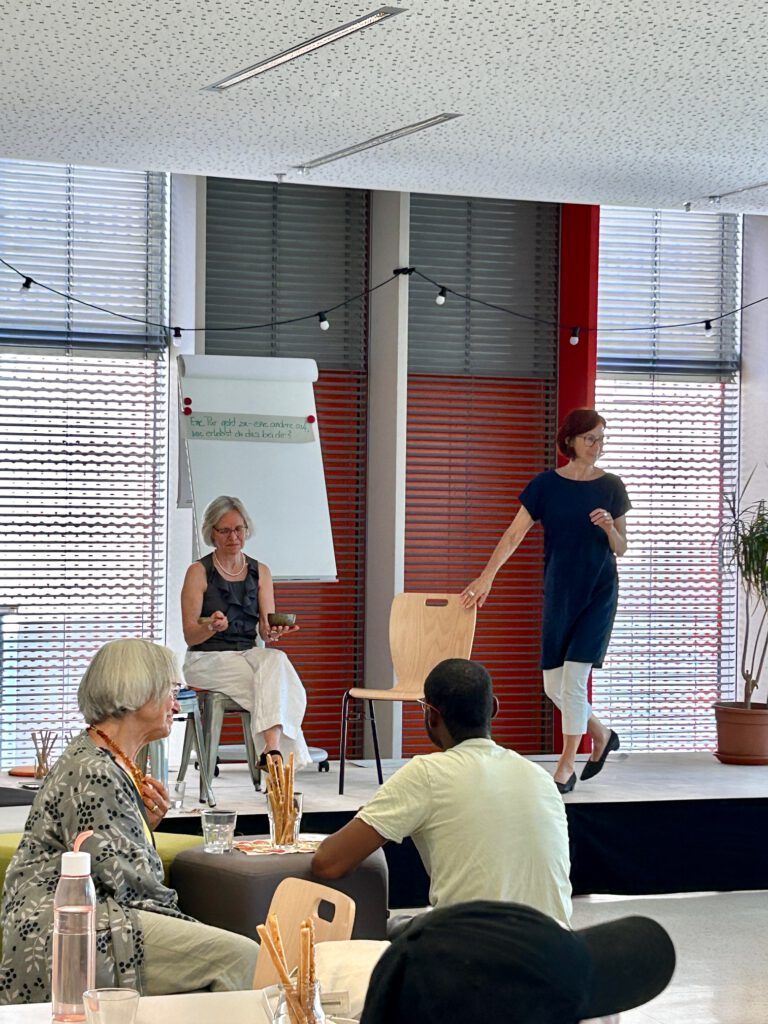 Rausausderbubble Stadtbuecherei Okt2024 Augsburg©O4F.jpeg - Omas for Future Rausausderbubble Stadtbuecherei Okt2024 Augsburg©O4F.jpeg 768x1024