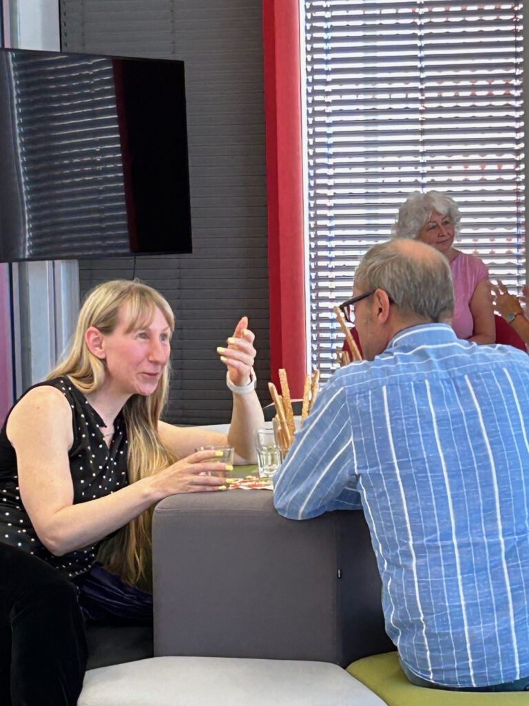 Rausausderbubble Stadtbuecherei Okt 24 Augsburg©O4F.jpeg - Omas for Future Rausausderbubble Stadtbuecherei Okt 24 Augsburg©O4F.jpeg 768x1024