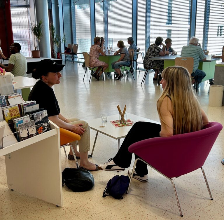 Rausausderbubble Stadtbuecherei Oktober2024 Augsburg©O4F.jpeg - Omas for Future Rausausderbubble Stadtbuecherei Oktober2024 Augsburg©O4F.jpeg 768x754