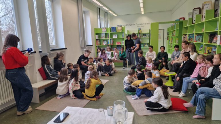 Vorlesetag mit Tina Schuessler Nov25 Ausgburg©O4F - Omas for Future Vorlesetag mit Tina Schuessler Nov25 Ausgburg©O4F 768x432