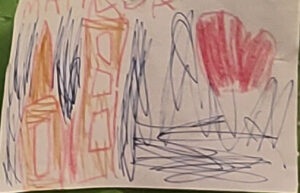 Kinderzeichnung mit hohen orangefarbenen Gebäuden auf der linken Seite, blauen Linien und Formen in der Mitte und rechts und einem großen roten Herz oben rechts. Der Hintergrund ist weiß.