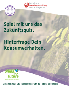 Ein deutsches Plakat mit grünem Text: Spiel mit uns das Zukunftsquiz. Hinterfrage Dein Konsumverhalten. Logos der Katholischen Erwachsenenbildung Kreis Böblingen e.V. und omas for future erscheinen, mit jungen Pflanzen, die aus einer Steinmauer wachsen.
