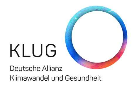 Logo der KLUG (Deutsche Allianz Klimawandel und Gesundheit) mit einem mehrfarbigen kreisförmigen Ring neben dem Namen der Organisation in schwarzer Schrift auf weißem Hintergrund, das häufig bei ihren Lunch Talk-Veranstaltungen zu sehen ist.