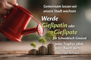 Nahaufnahme einer Hand, die kleine Baumschösslinge gießt, die aus Münzen wachsen, mit deutschem Text, der Menschen dazu ermutigt, Patenschaften für die Baumbewässerung in Schwäbisch Gmünd zu übernehmen. Unscharfer Hintergrund im Freien.