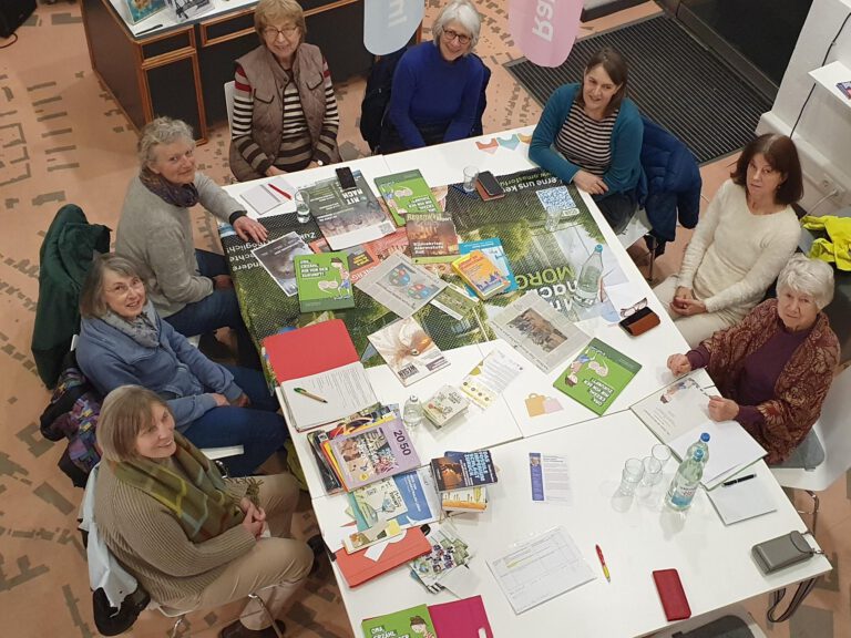 bei der Arbeit - Omas for Future bei der Arbeit 768x576