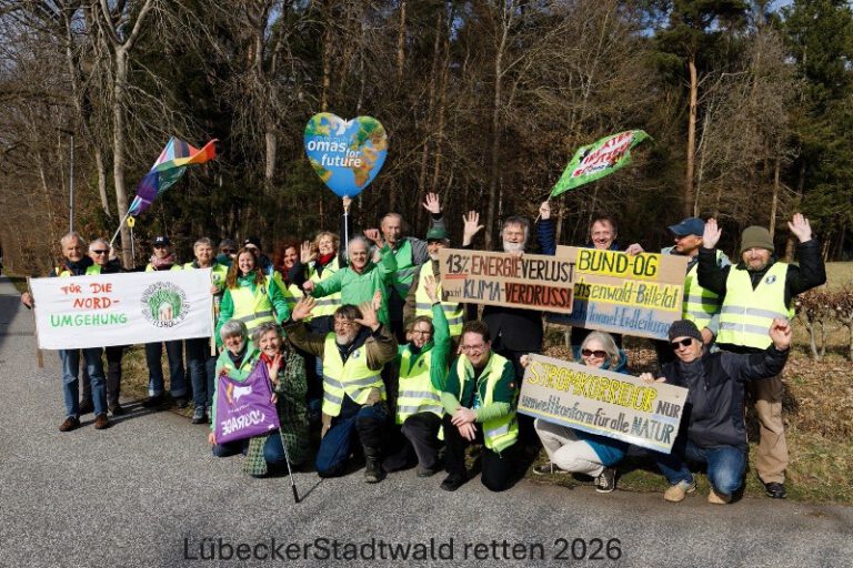 Stadtwaldretten Februar2026 Luebeck O4F.jpg - Omas for Future Stadtwaldretten Februar2026 Luebeck O4F.jpg 768x512