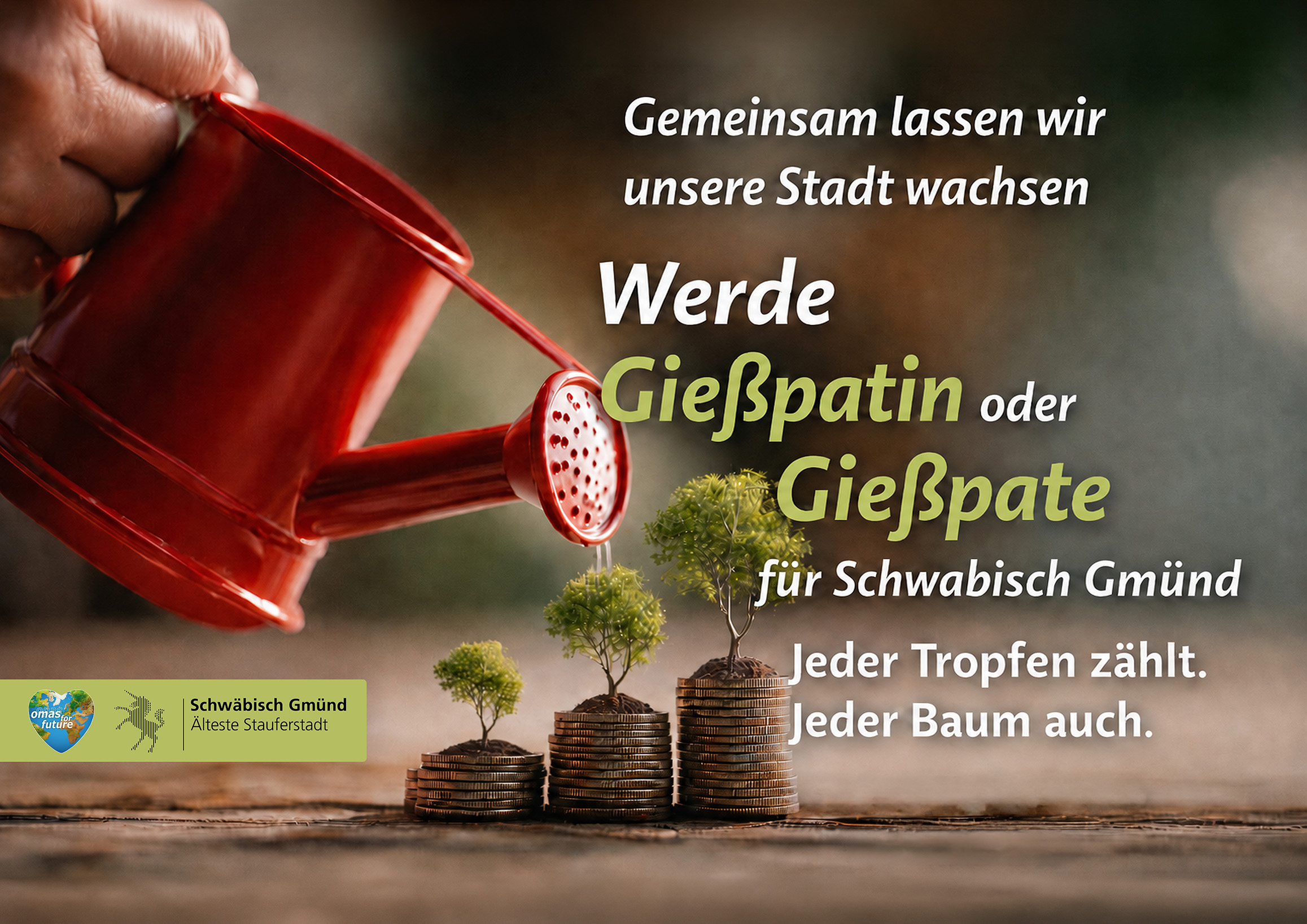Eine Hand gießt mit einer roten Gießkanne kleine Bäume, die auf Münzstapeln wachsen. Ein deutscher Text ruft dazu auf, Baum-Pate für Schwäbisch Gmünd zu werden, und betont dabei, wie wichtig jeder Tropfen und jeder Baum ist.