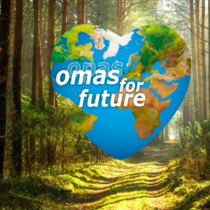 Eine herzförmige Grafik mit einer Weltkarte und dem Schriftzug „omas for future“ überlagert einen sonnendurchfluteten Wald mit hohen Bäumen und einem schmalen Feldweg.
