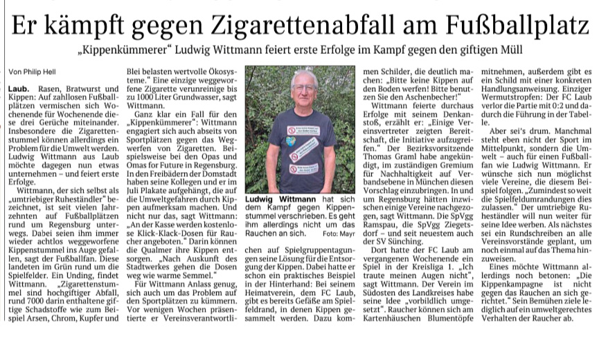 Ein Zeitungsartikel auf Deutsch über Ludwig Wittmann, der draußen in einem schwarzen T-Shirt zu sehen ist und sich gegen Zigarettenkippen auf Fußballplätzen einsetzt; er feiert den Erfolg seiner Aufräumaktionen.