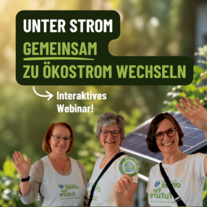 Webinar Post Titelbild fuer Facebook Shops quadratisch 1 - Omas for Future Drei lächelnde Frauen in weißen Hemden stehen im Freien vor einem Solarmodul und unterstreichen damit ihr Engagement für die Energiewende. Der deutsche Text lautet: „Unter Strom – Gemeinsam zu Ökostrom wechseln“. Interaktives Webinar! Der Hintergrund ist von viel Grün geprägt.