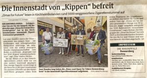 Eine Gruppe von Aktivistinnen der Organisation Omas for Future, die nach dem Einsammeln von weggeworfenen Zigarettenkippen in der Innenstadt von Kirchheimbolanden Tüten und Schilder in den Händen halten.