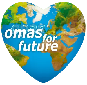 Ein herzförmiges Bild der Erde mit dem Text omas for future überlagert, der eine Klimabewegung darstellt.