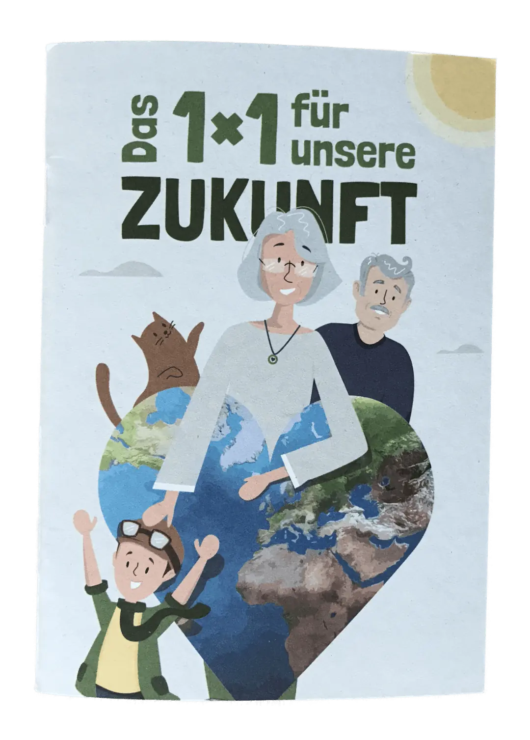 Quiz Zukunft L Illustration einer älteren Frau, eines älteren Mannes, einer Katze und eines Kindes, die eine herzförmige Erde halten. Über ihnen steht ein deutscher Text: Das 1x1 für unsere Zukunft, mit einer Sonne in der oberen rechten Ecke.