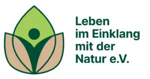 logo Leben im Einklang - Omas for Future Logo mit einem grün-beigen abstrakten Blatt- und Menschenmotiv auf der linken Seite und dem deutschen Text Leben im Einklang mit der Natur e.V. in Dunkelgrün auf der rechten Seite.