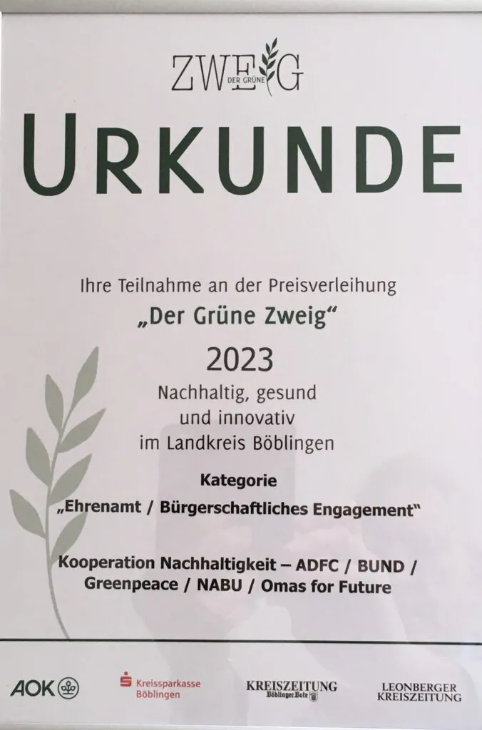 Eine Urkunde mit dem Titel Urkunde für die Teilnahme an der Auszeichnung "Der Grüne Zweig" 2023 in Böblingen, die Nachhaltigkeit und bürgerschaftliches Engagement würdigt. Enthält Kategorie, Kooperationspartner und Sponsorenlogos am unteren Rand.