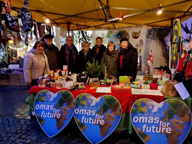 Gruppenbild verkleinert - Omas for Future Gruppenbild verkleinert