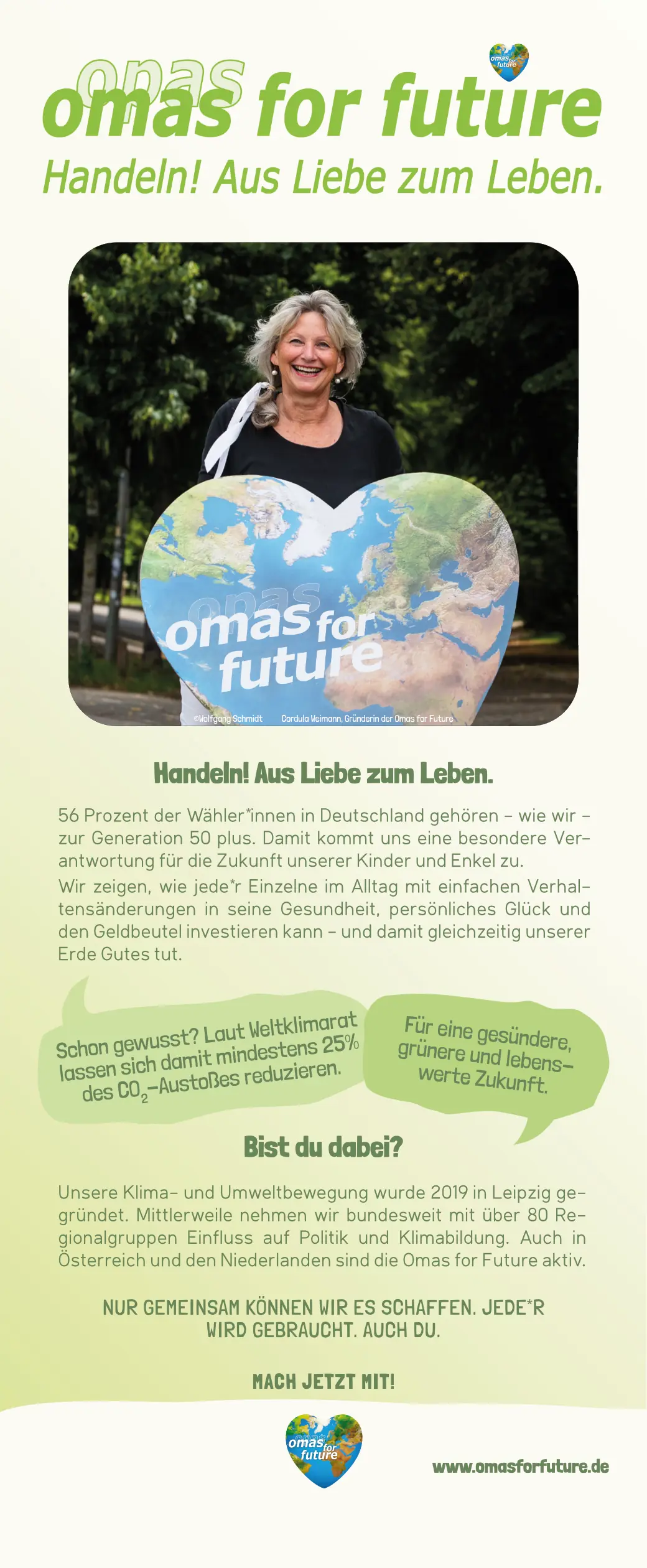 Roll_Up_Omas©O4F Eine ältere Frau mit grauen Haaren hält ein rundes "Omas for Future"-Schild in der Hand und lächelt im Freien mit Grünpflanzen im Hintergrund. Der Text ermutigt zum Handeln und zur Beteiligung am Klimaschutz und richtet sich an ältere Generationen.